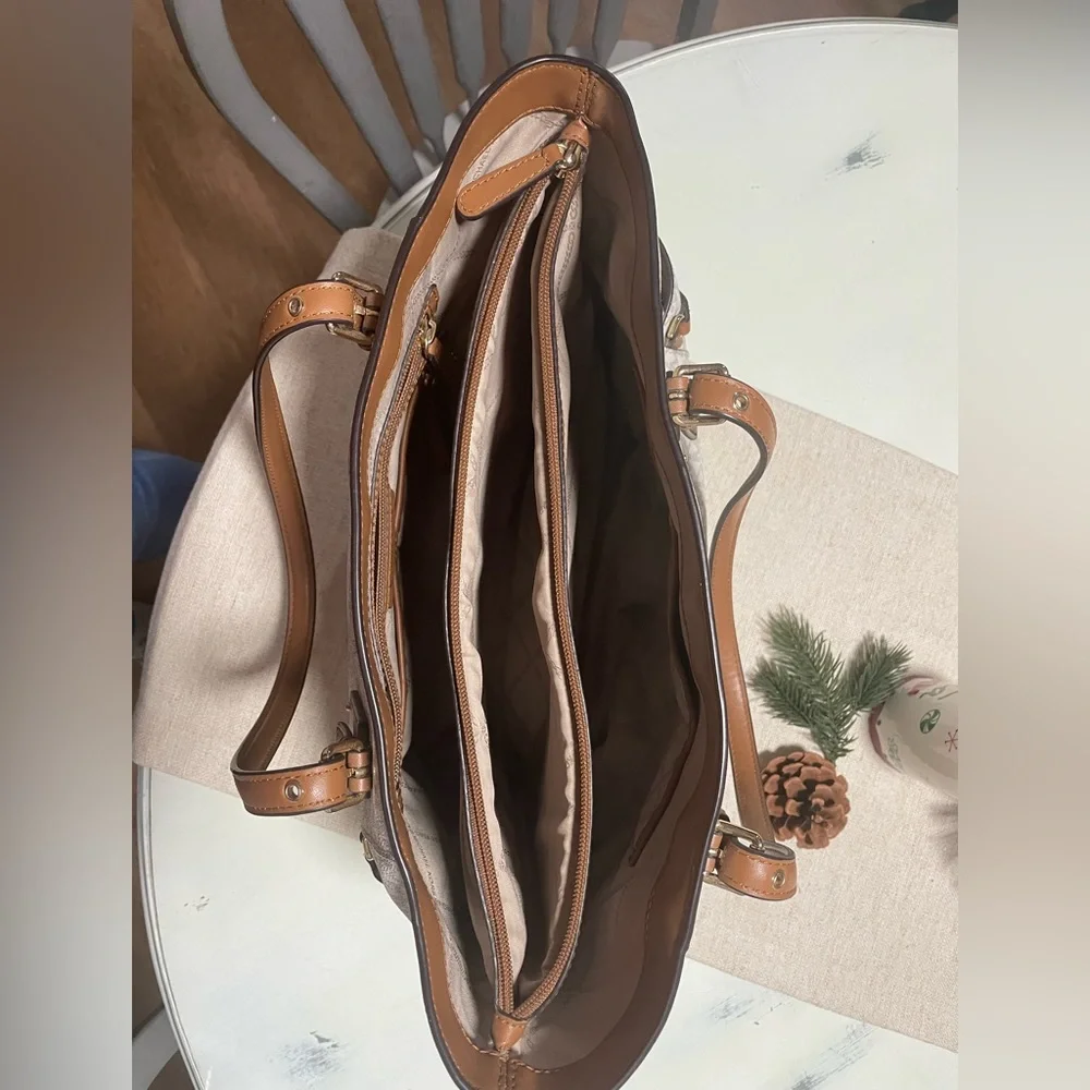 Selling my Michael Kors Purse and Wristlet - Picture 3 of 6